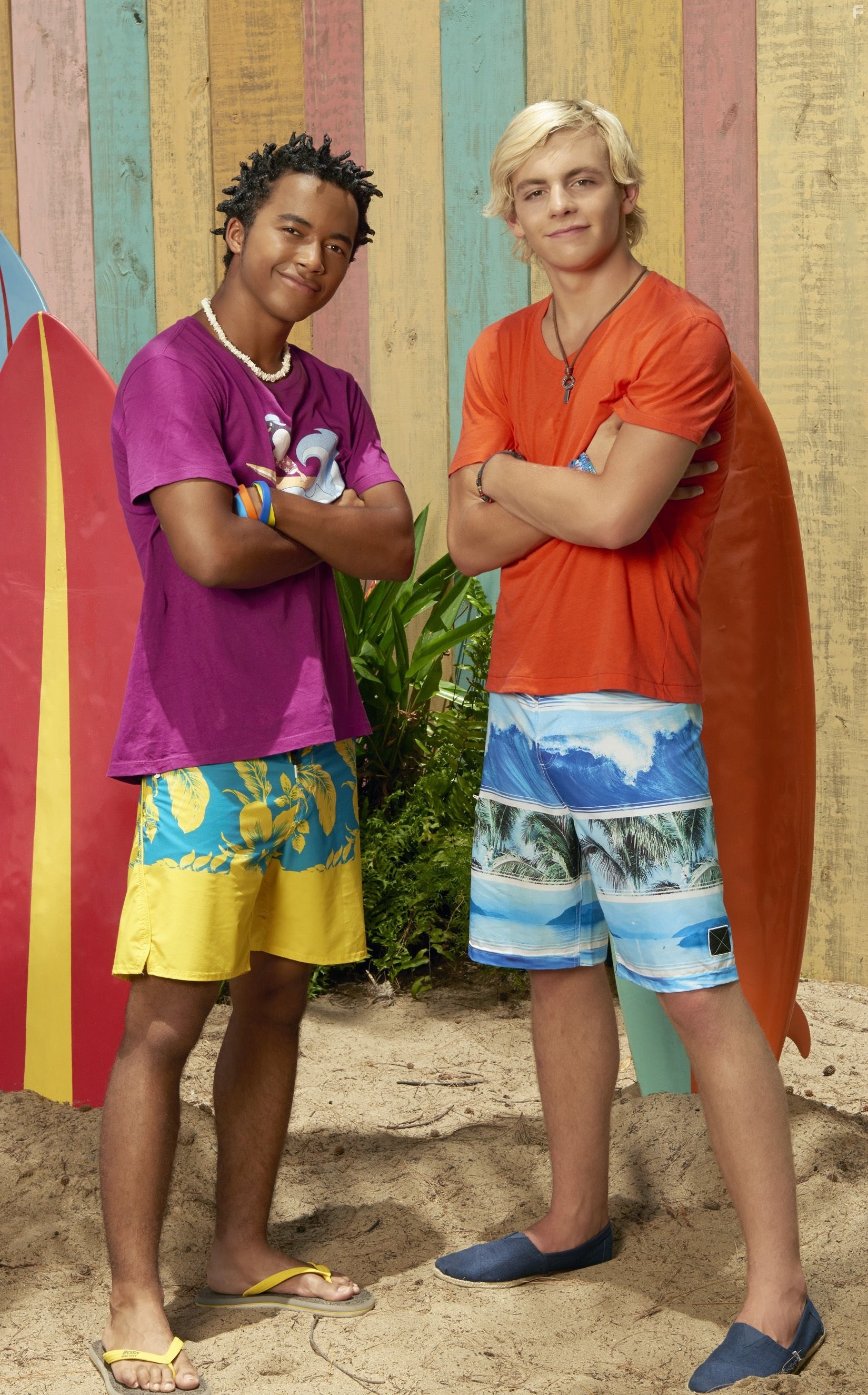 Raymond Alexander Cham Jr. and Ross Lynch in Лето. Пляж. Кино 2 (2015)