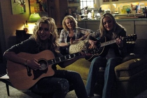 Gail O'Grady, AJ Michalka, and Aly Michalka in Адские кошки (2010)