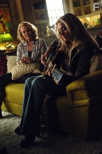Gail O'Grady and AJ Michalka in Адские кошки (2010)