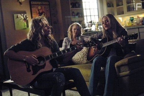 Gail O'Grady, AJ Michalka, and Aly Michalka in Адские кошки (2010)