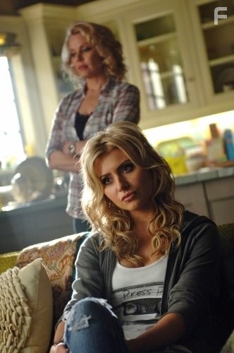 Gail O'Grady and Aly Michalka in Адские кошки (2010)