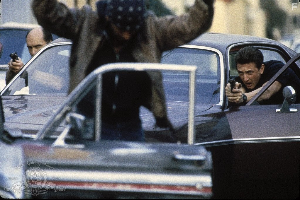 Robert Duvall and Sean Penn in Цвета (1988)