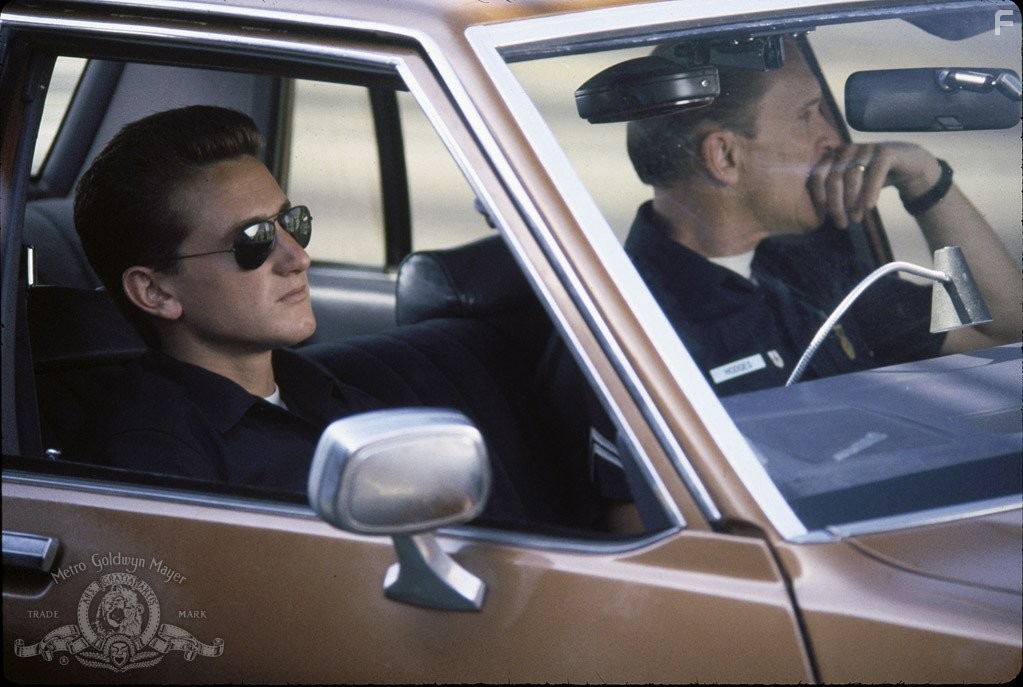 Robert Duvall and Sean Penn in Цвета (1988)