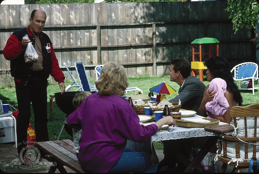 Robert Duvall and Sean Penn in Цвета (1988)