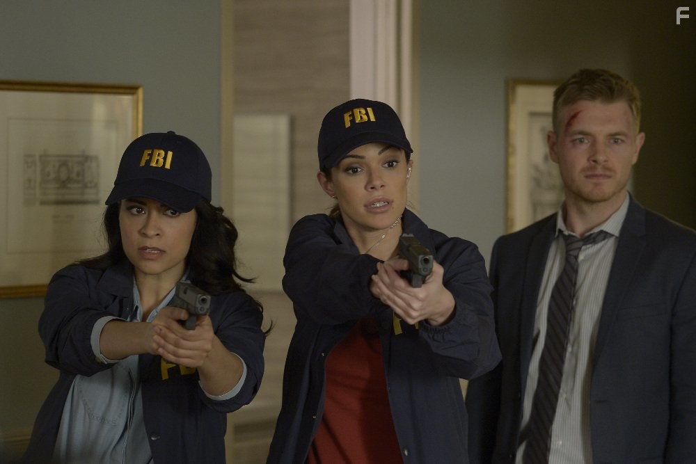 Rick Cosnett, Yasmine Al Massri, and Anabelle Acosta in База Куантико (2015)