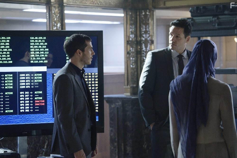 Josh Hopkins and Tate Ellington in База Куантико (2015)