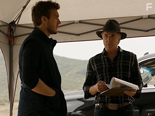 Don Johnson and Scott Michael Foster in Кровь и нефть (2015)