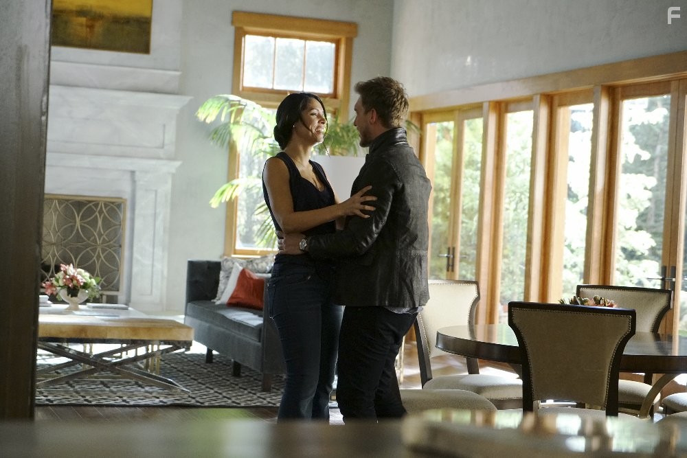 Scott Michael Foster and Miranda Rae Mayo in Кровь и нефть (2015)