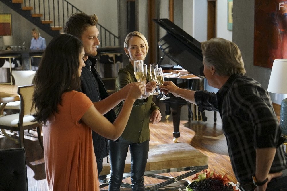 Don Johnson, Amber Valletta, Scott Michael Foster, and Miranda Rae Mayo in Кровь и нефть (2015)