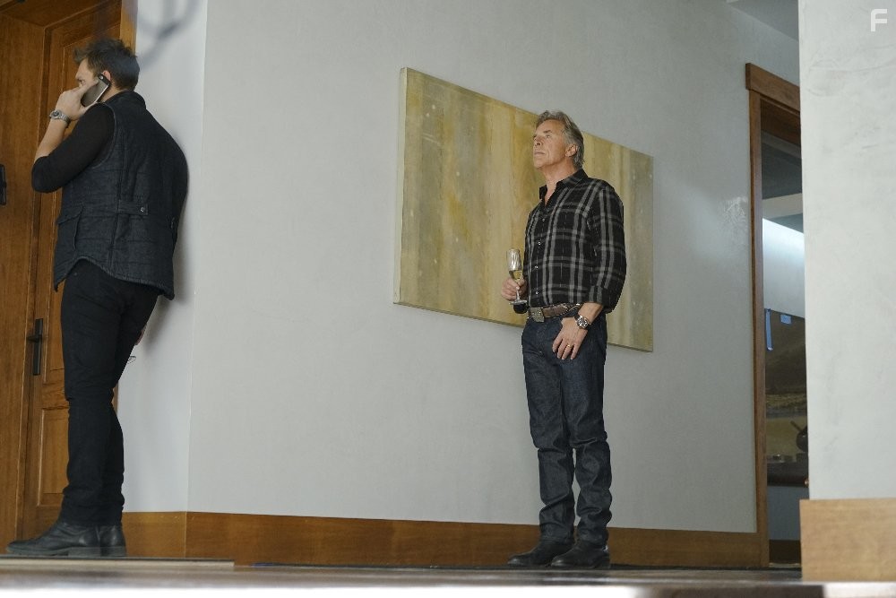 Don Johnson and Scott Michael Foster in Кровь и нефть (2015)