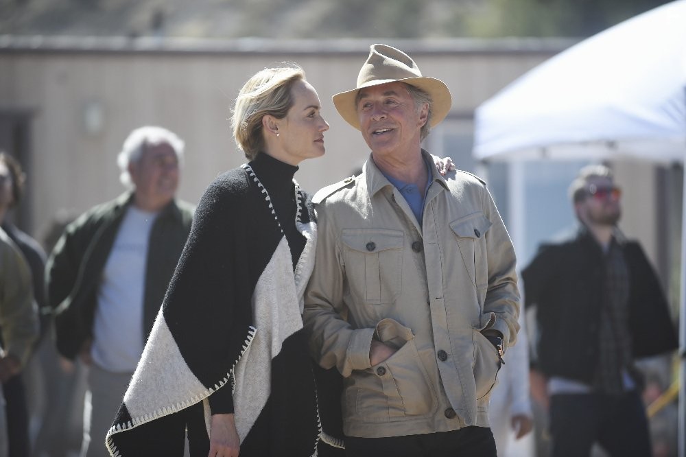 Don Johnson and Amber Valletta in Кровь и нефть (2015)
