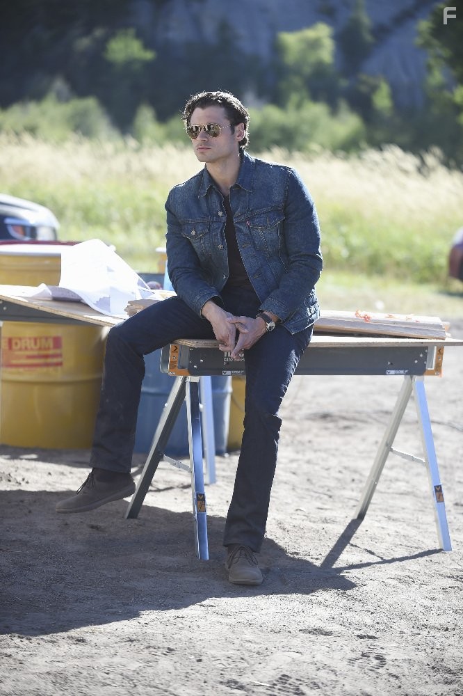 Adan Canto in Кровь и нефть (2015)