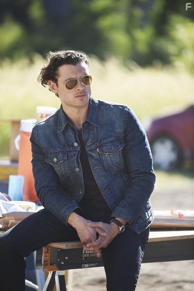 Adan Canto in Кровь и нефть (2015)