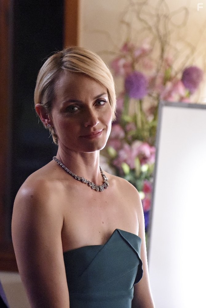 Amber Valletta in Кровь и нефть (2015)