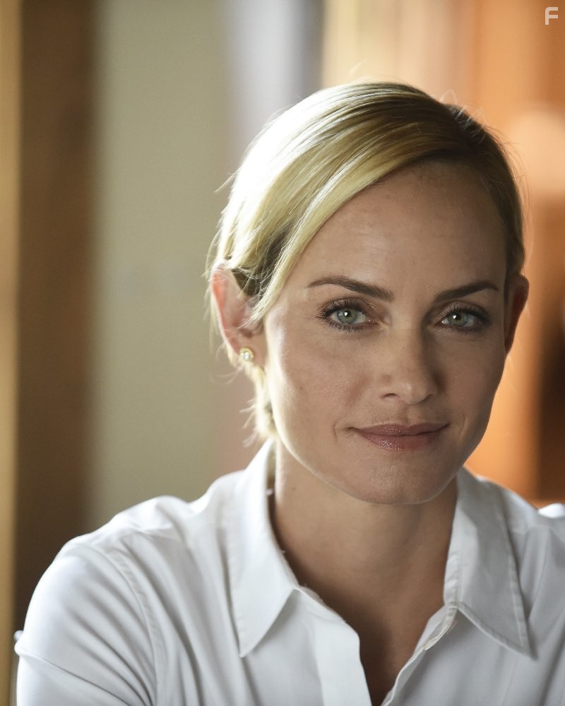 Amber Valletta in Кровь и нефть (2015)