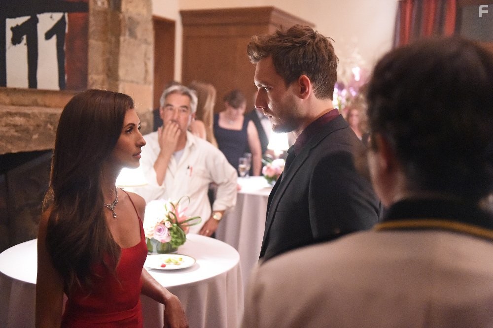 Scott Michael Foster and India de Beaufort in Кровь и нефть (2015)