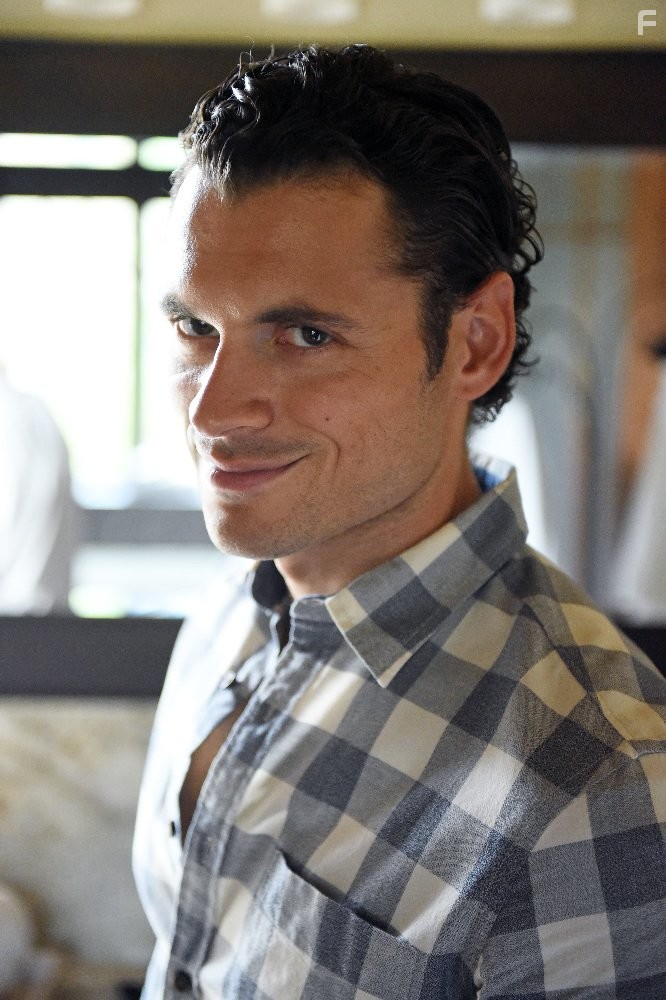 Adan Canto in Кровь и нефть (2015)