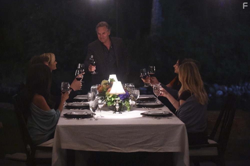 Don Johnson, Amber Valletta, Scott Michael Foster, India de Beaufort, Miranda Rae Mayo, and Rebecca Rittenhouse in Кровь и нефть (2015)