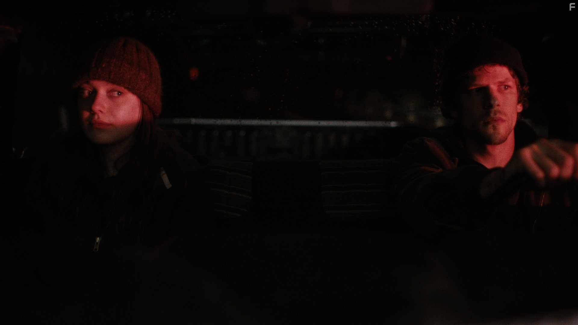 Jesse Eisenberg and Dakota Fanning in Ночные движения (2013)