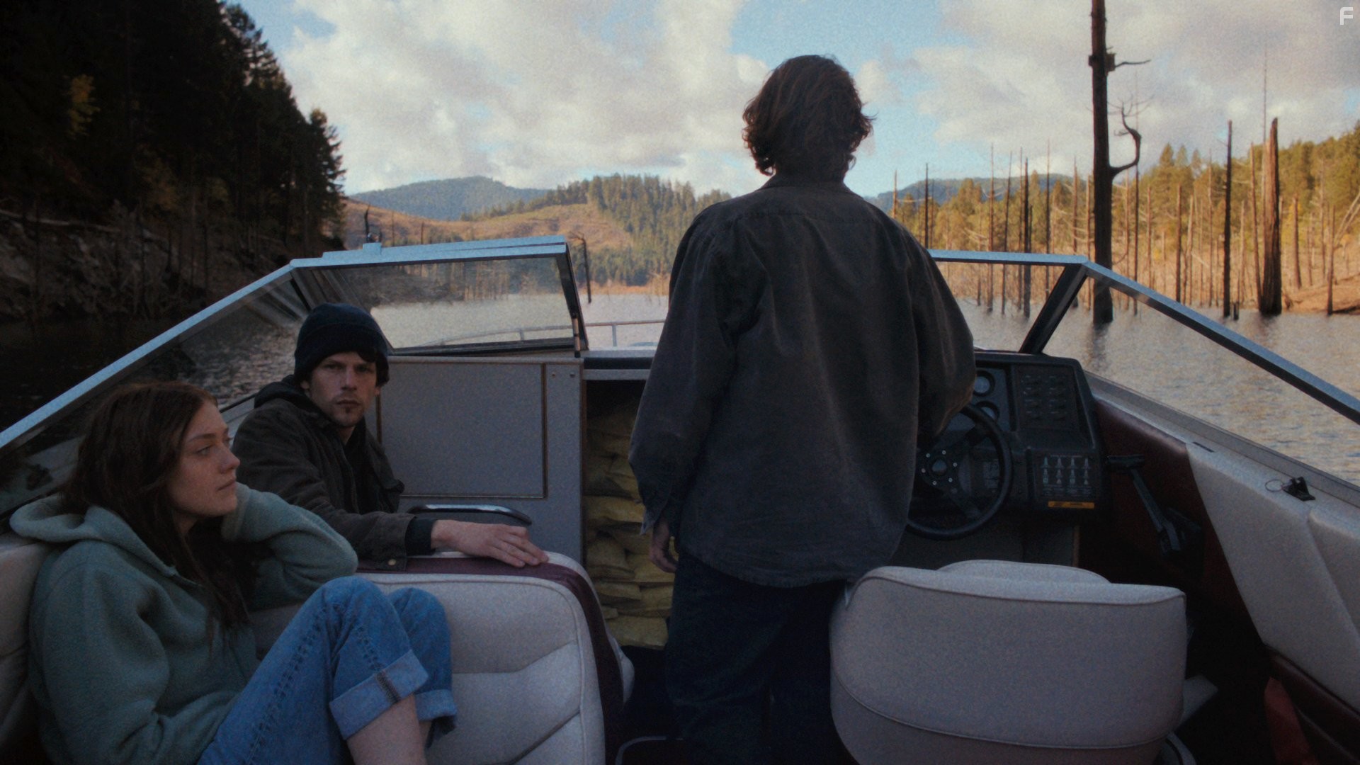 Jesse Eisenberg and Dakota Fanning in Ночные движения (2013)