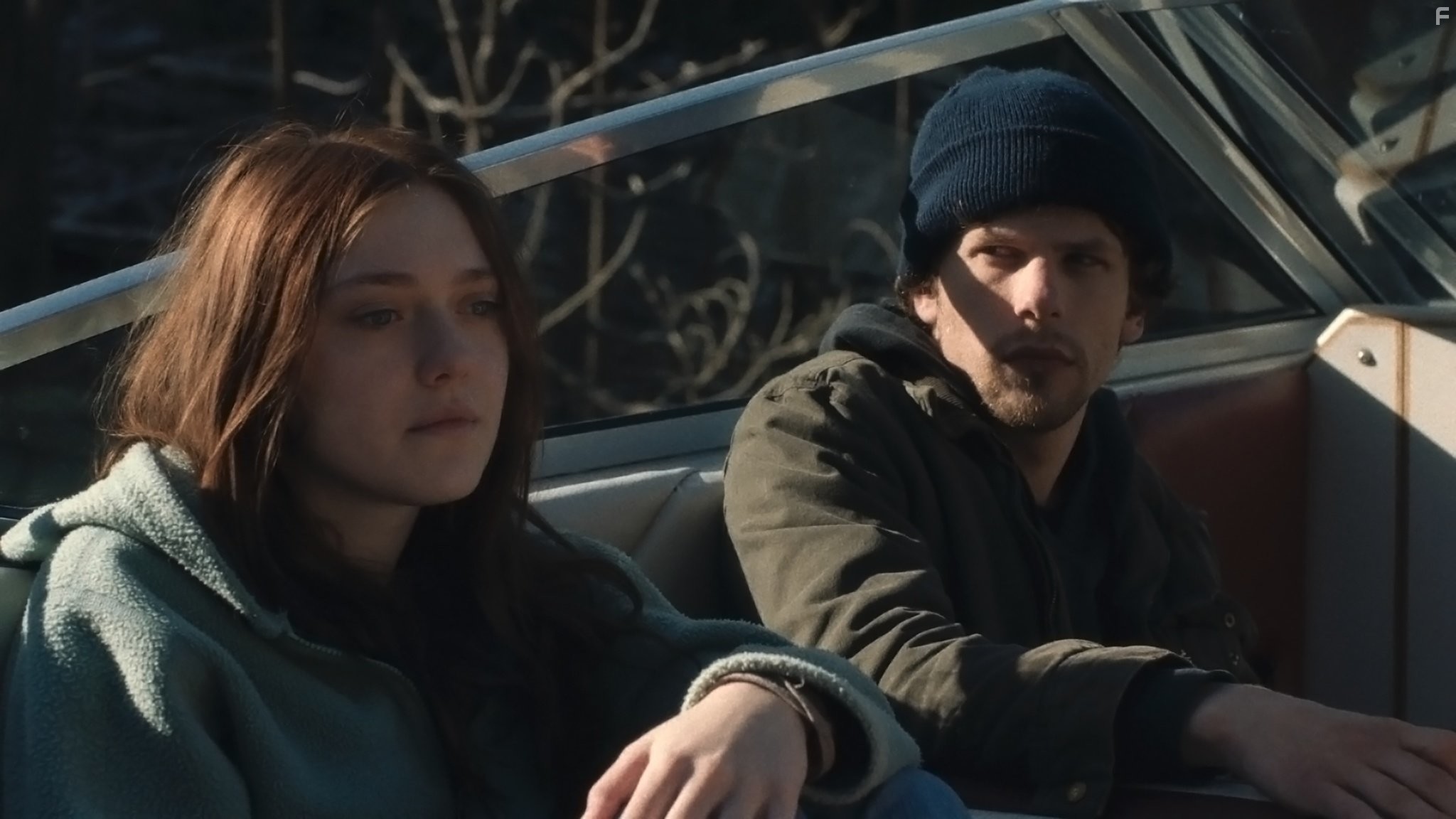 Jesse Eisenberg and Dakota Fanning in Ночные движения (2013)