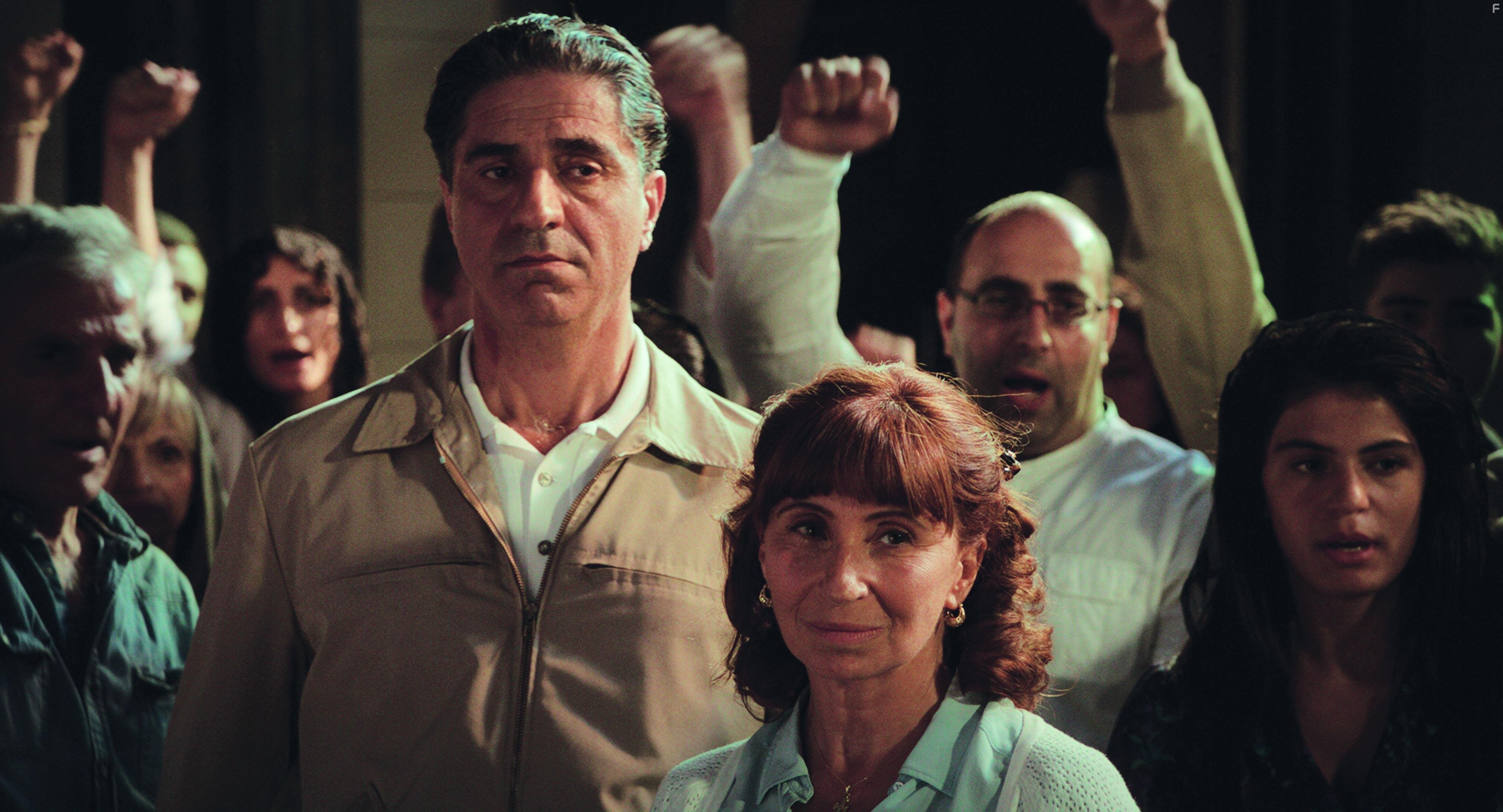 Simon Abkarian and Ariane Ascaride in Une histoire de fou (2015)