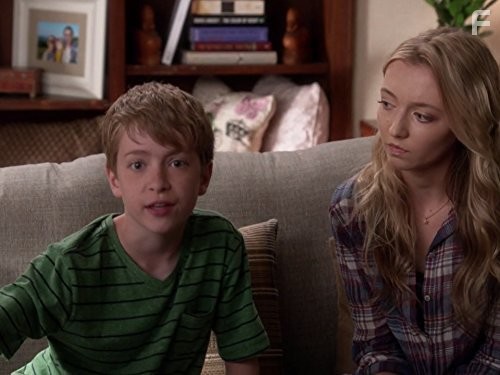 Hana Hayes and Connor Kalopsis in Дробилка (2015)