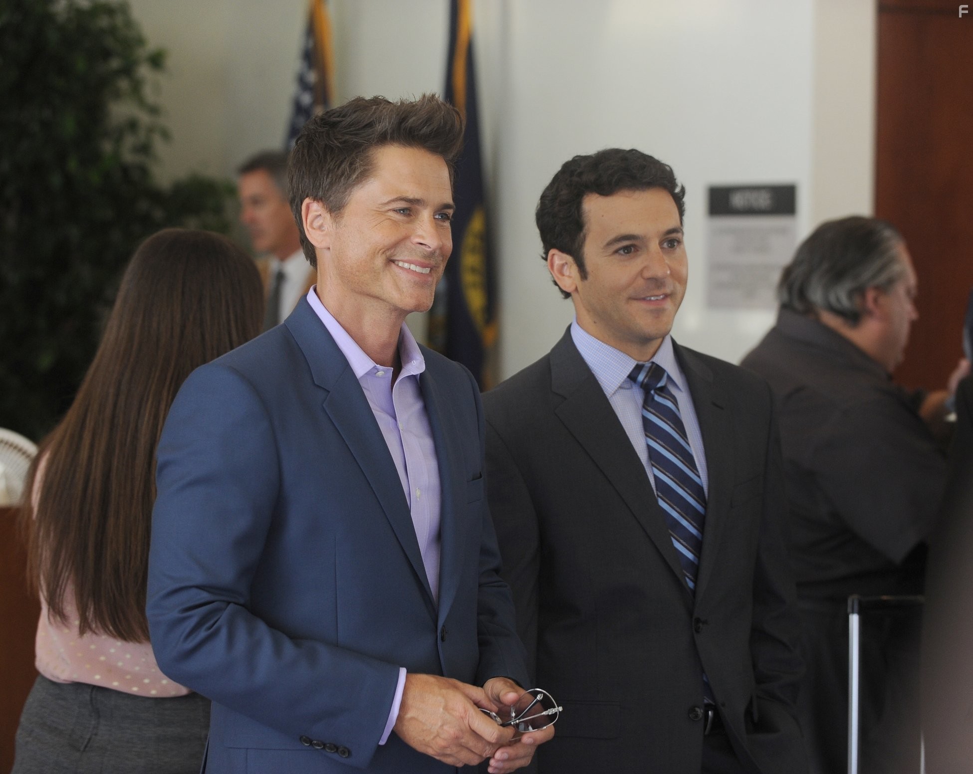 Rob Lowe and Fred Savage in Дробилка (2015)