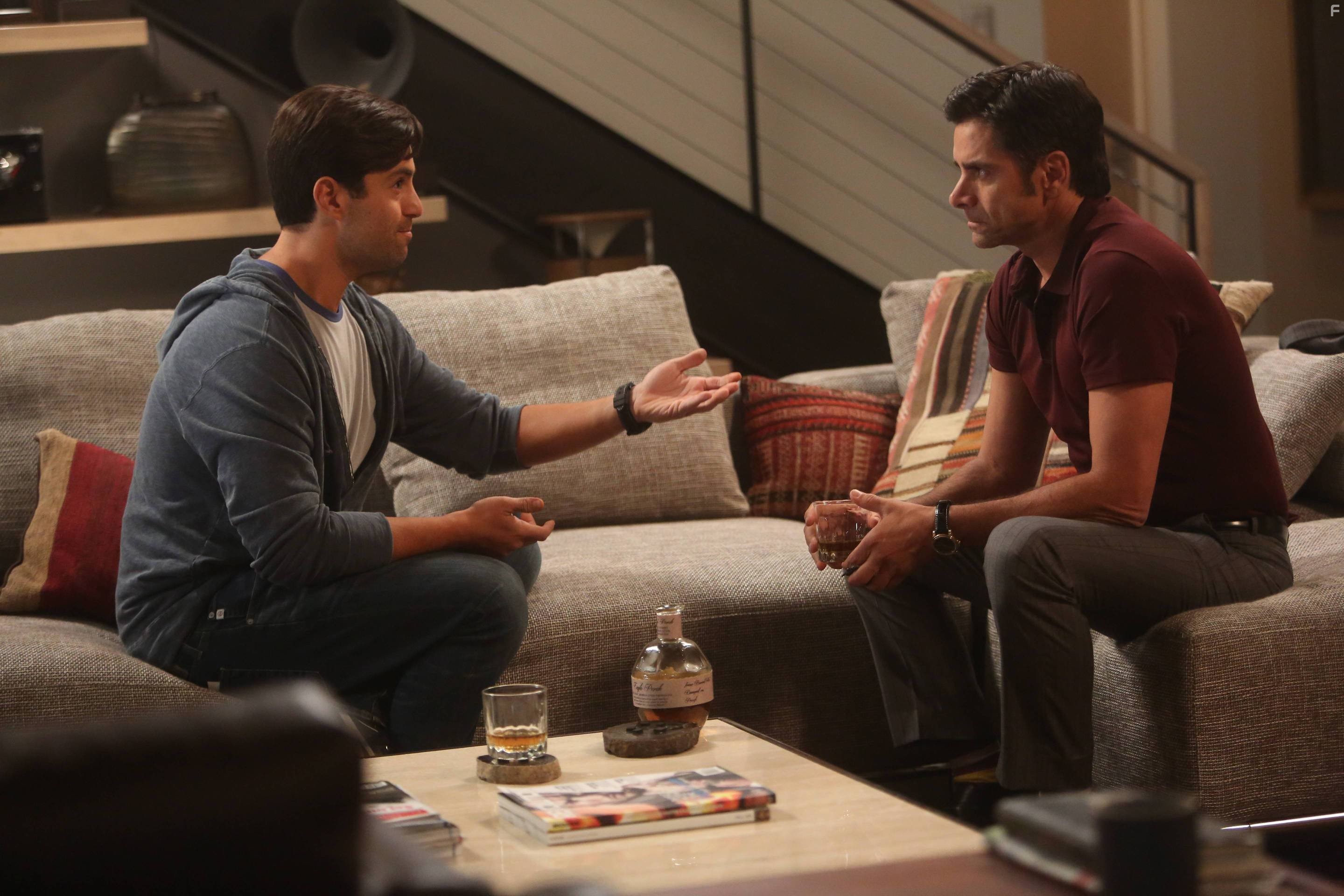 John Stamos and Josh Peck in Дедушка (2015)