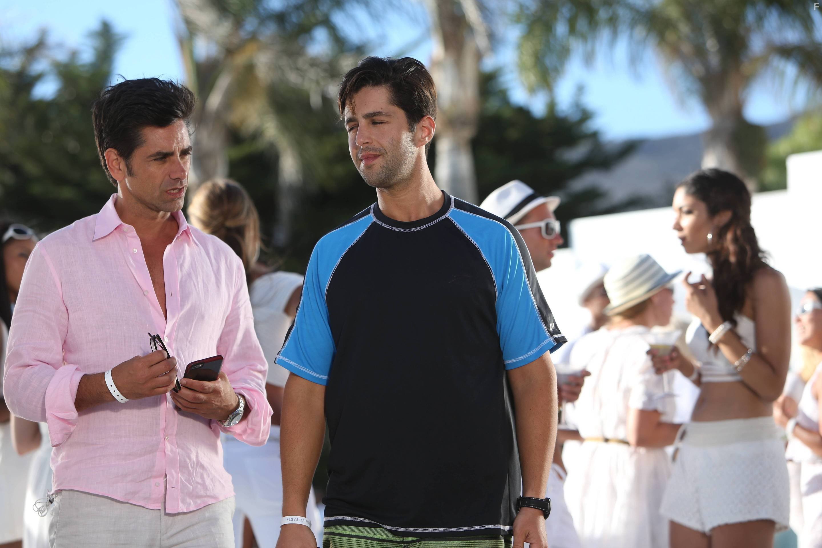 John Stamos and Josh Peck in Дедушка (2015)