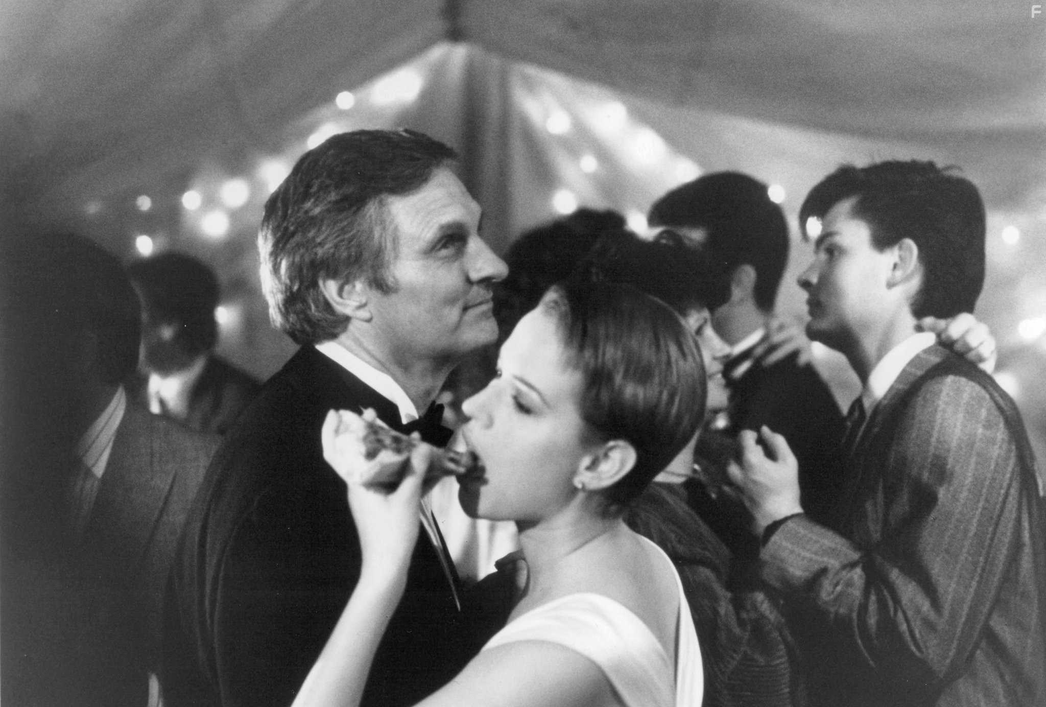 Molly Ringwald and Alan Alda in Свадьба Бэтси (1990)