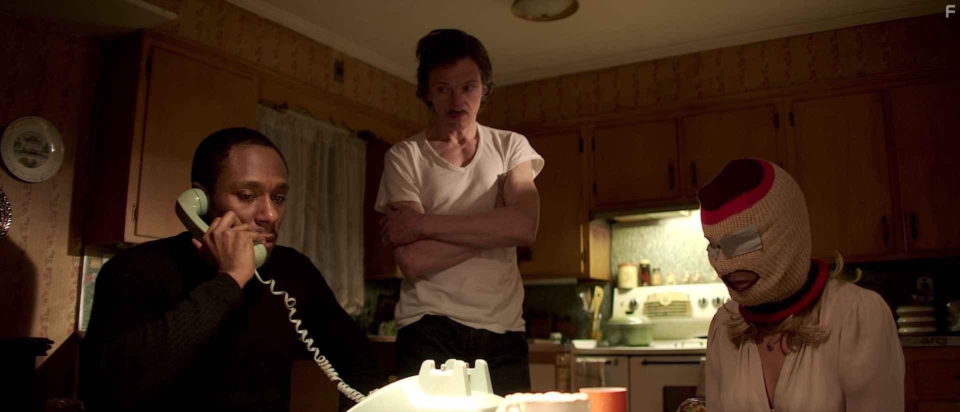 Jennifer Aniston, Yasiin Bey, and John Hawkes in Укради мою жену (2013)