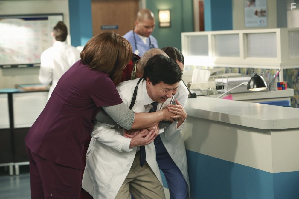 Tisha Campbell-Martin and Ken Jeong in Доктор Кен (2015)