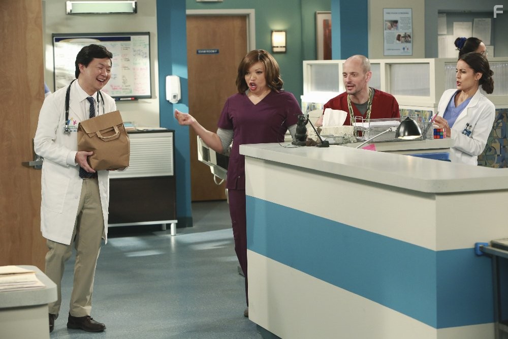 Tisha Campbell-Martin, Ken Jeong, Jonathan Slavin, and Kate Simses in Доктор Кен (2015)