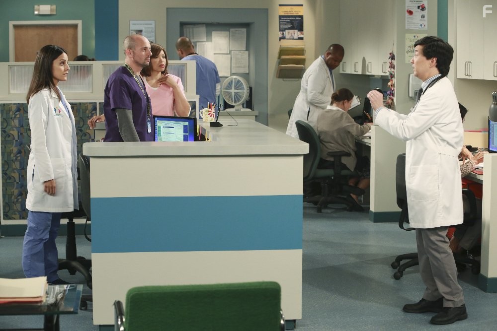 Tisha Campbell-Martin, Ken Jeong, Jonathan Slavin, and Kate Simses in Доктор Кен (2015)