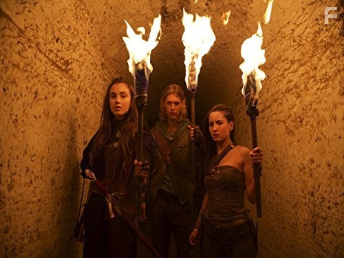 Ivana Baquero, Austin Butler, and Poppy Drayton in Хроники Шаннары (2016)
