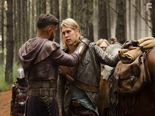 Manu Bennett and Austin Butler in Хроники Шаннары (2016)