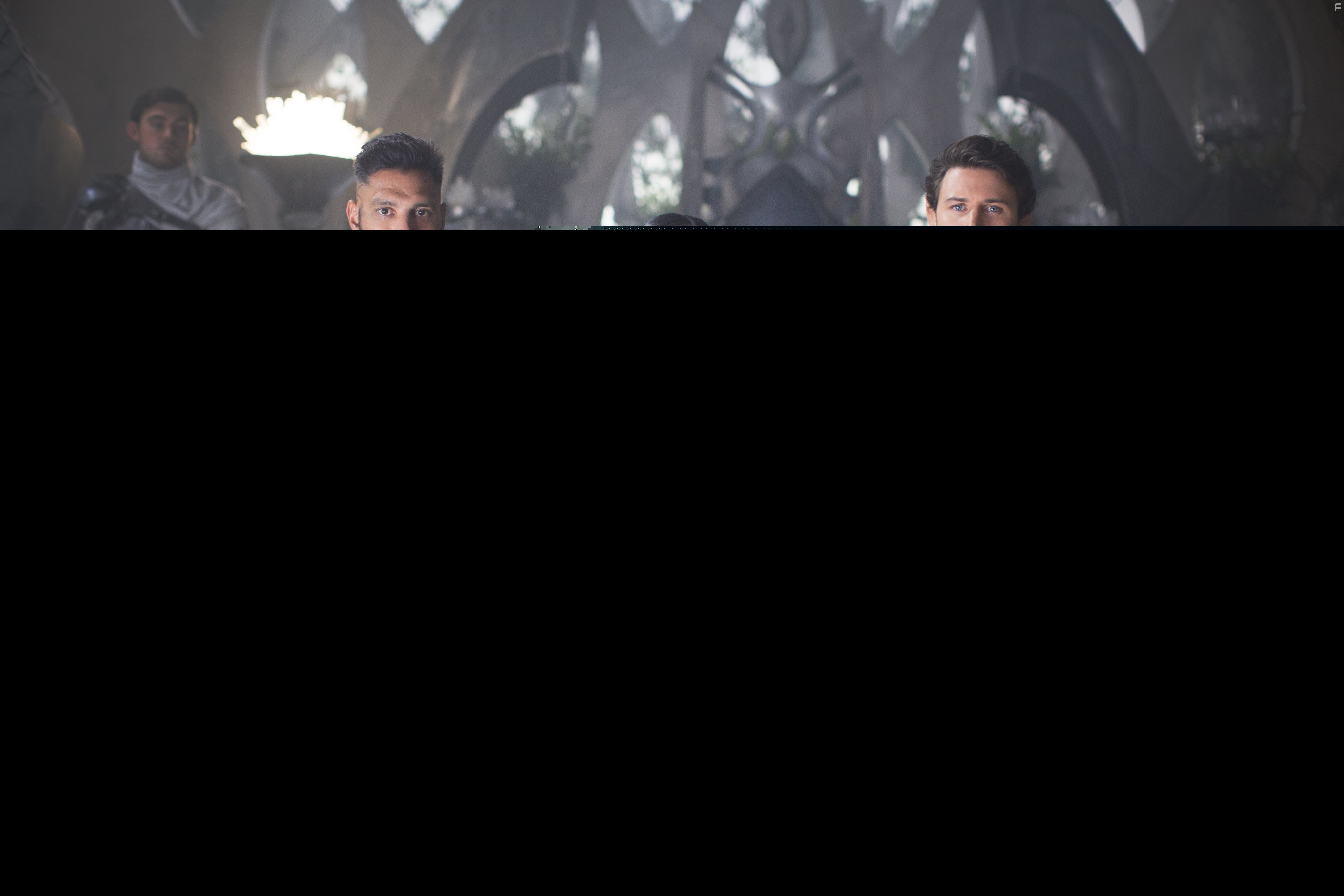 Manu Bennett, Emilia Burns, and Aaron Jakubenko in Хроники Шаннары (2016)