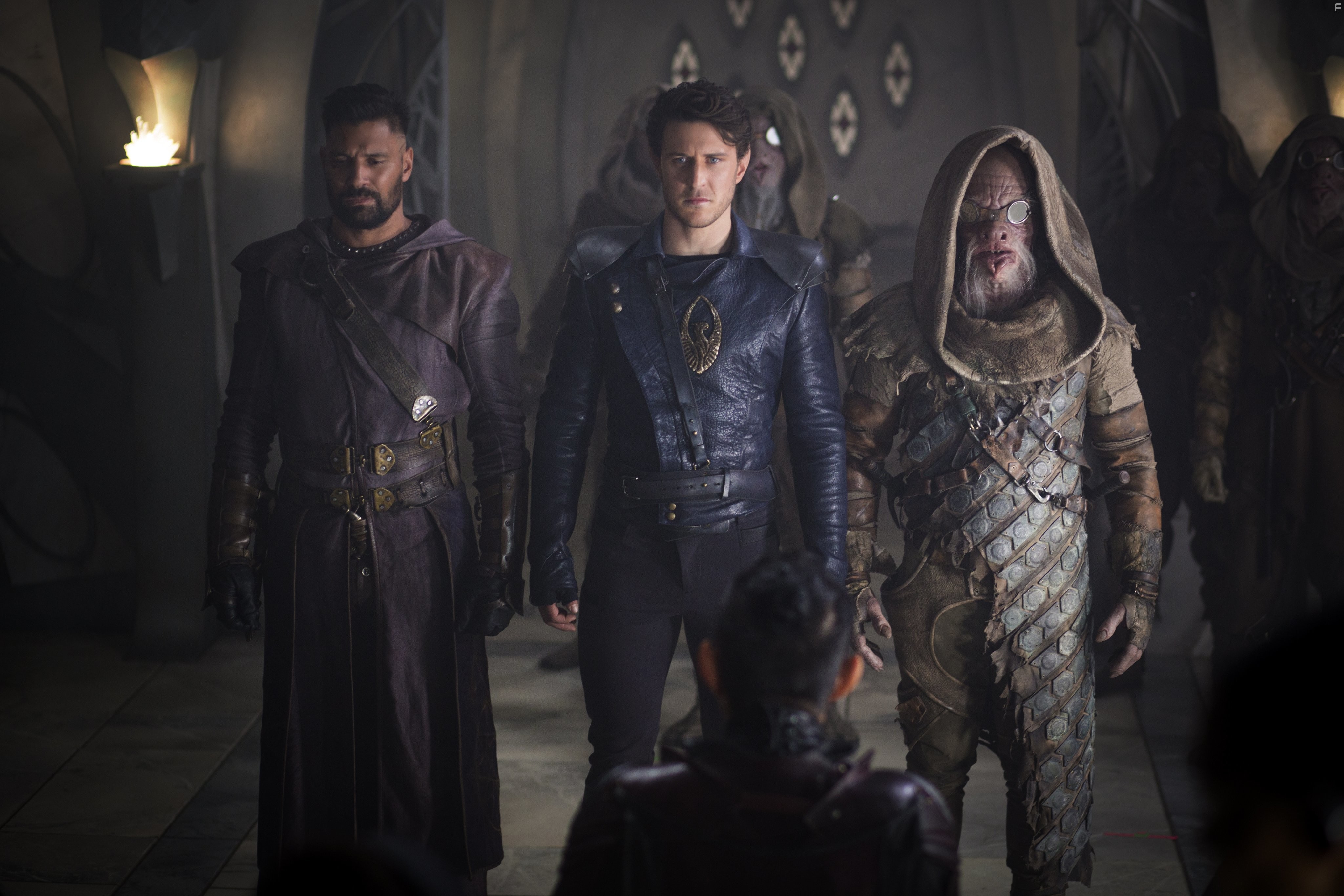 Manu Bennett and Aaron Jakubenko in Хроники Шаннары (2016)