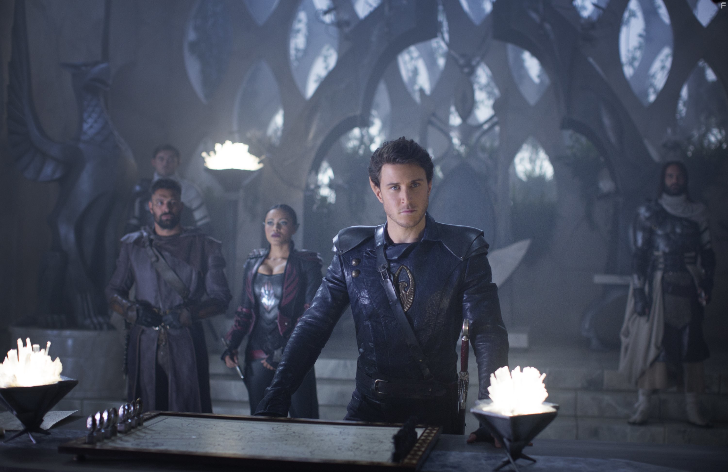 Manu Bennett, Emilia Burns, and Aaron Jakubenko in Хроники Шаннары (2016)