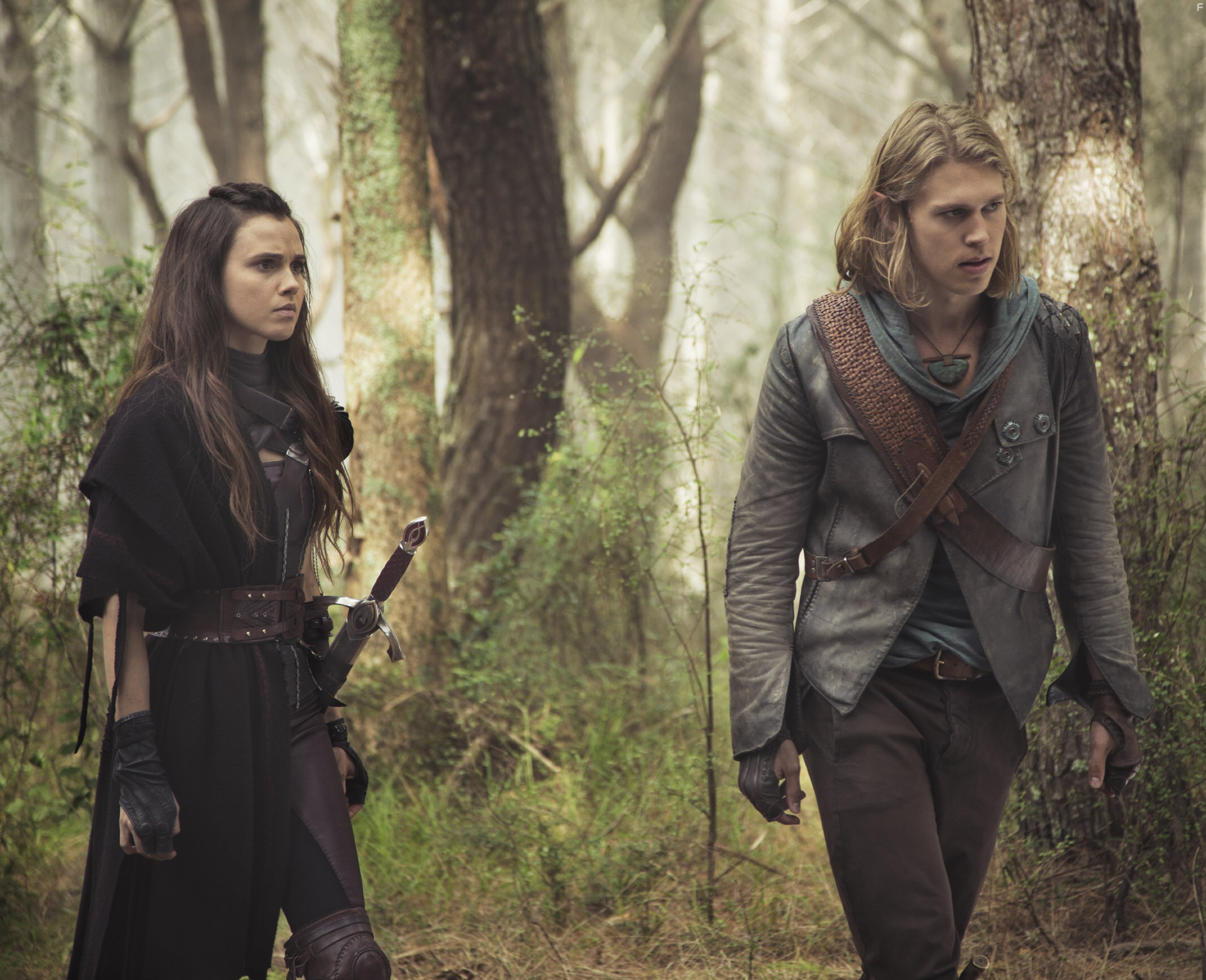 Austin Butler and Poppy Drayton in Хроники Шаннары (2016)