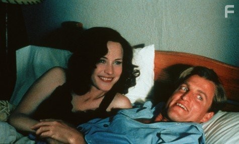 Patricia Arquette and Woody Harrelson in Страна холмов и долин (1998)