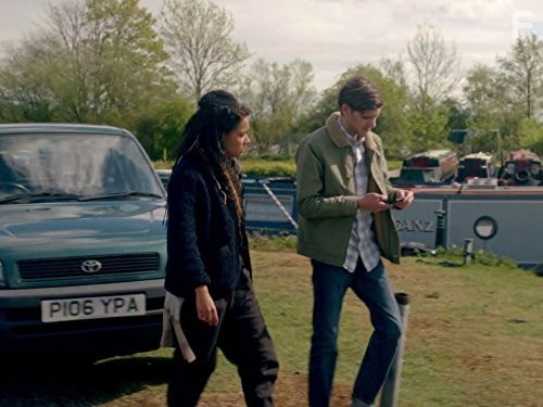 Mathew Baynton and Karla Crome in Ты, я и конец света (2015)