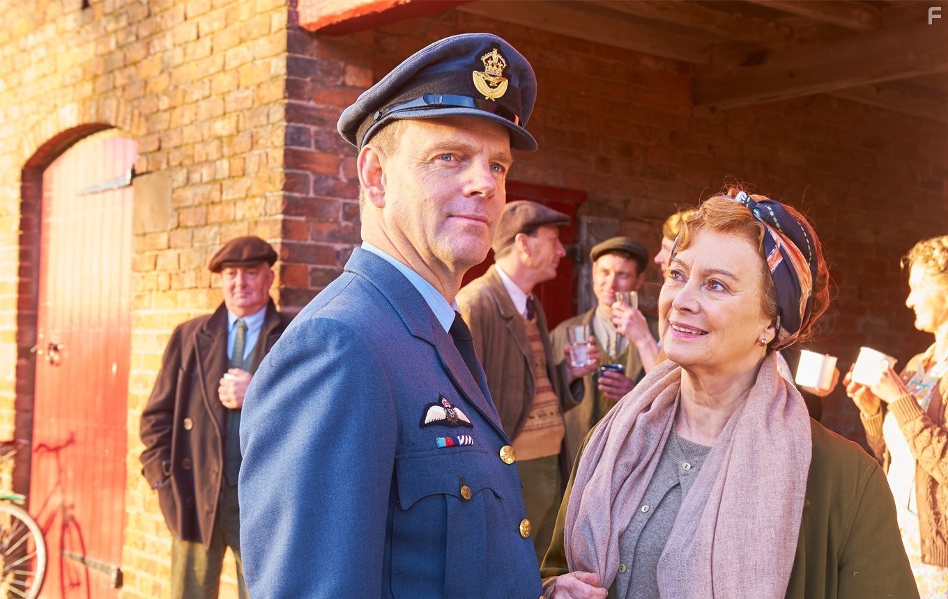 Francesca Annis in Home Fires (2015)