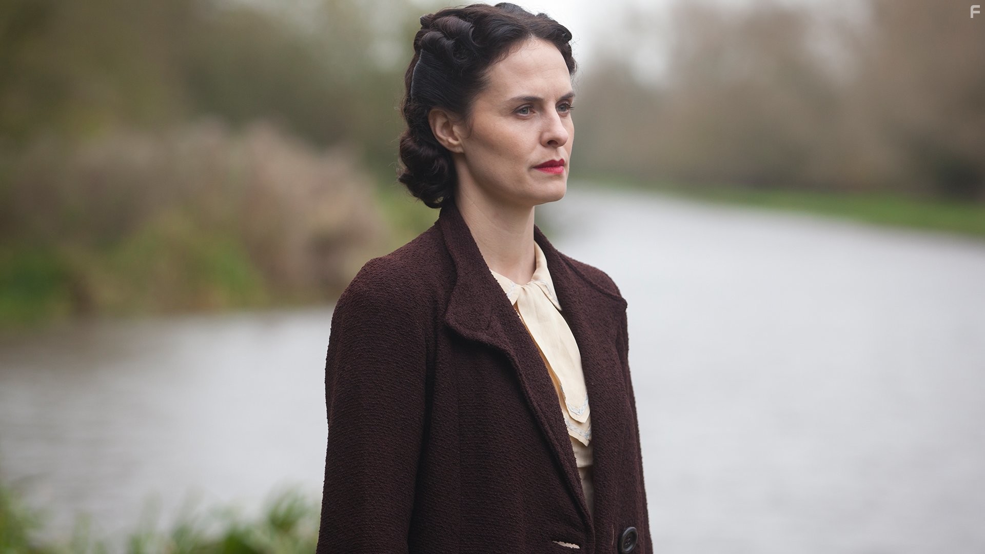 Leanne Best in Home Fires (2015)