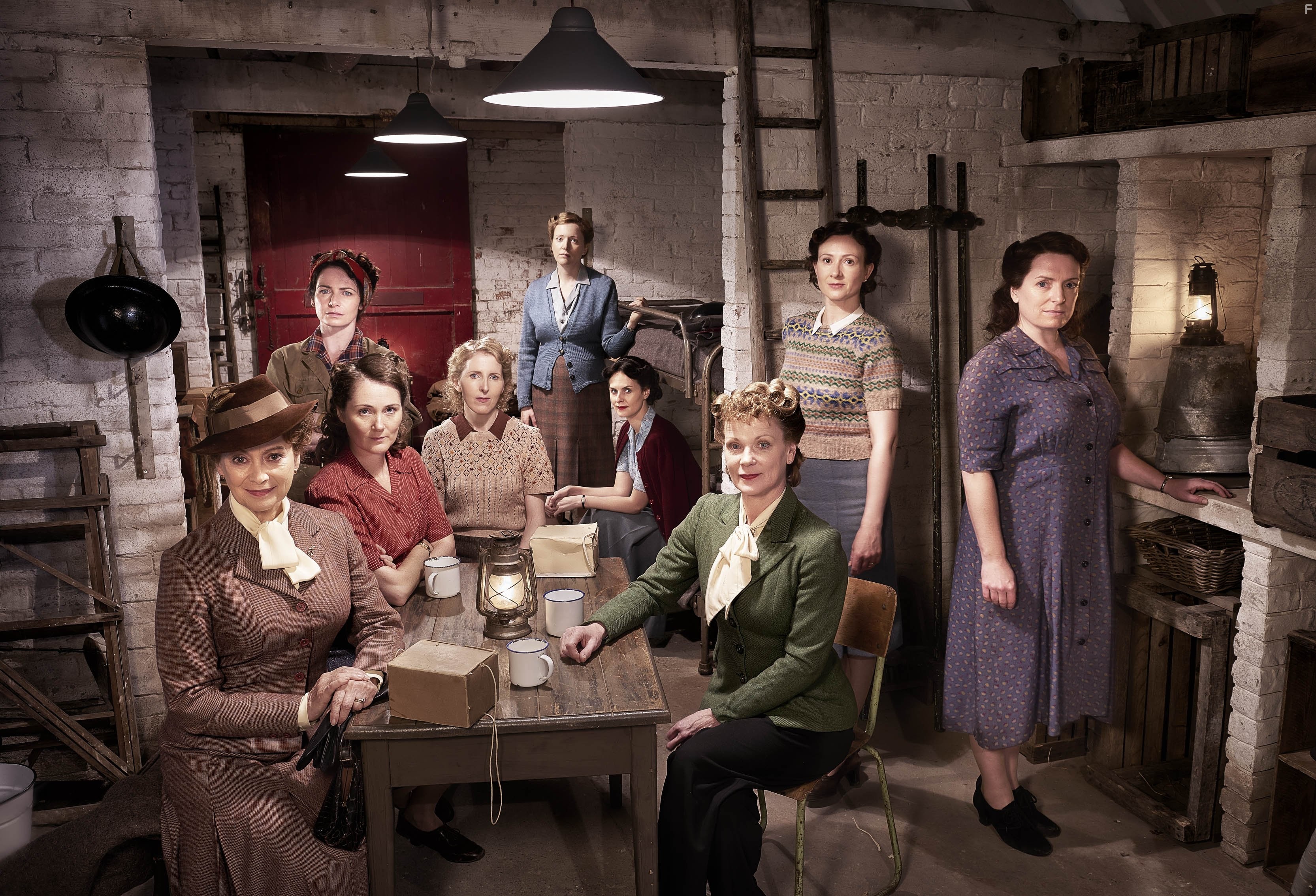Francesca Annis, Samantha Bond, Clare Calbraith, Ruth Gemmell, Frances Grey, Fenella Woolgar, Claire Price, and Leanne Best in Home Fires (2015)