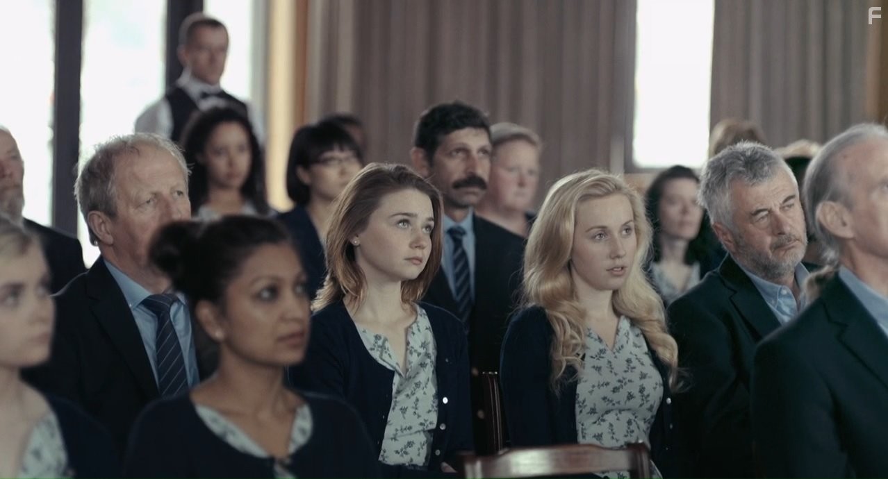 Jessica Barden and EmmaEdel O'Shea in Лобстер (2015)