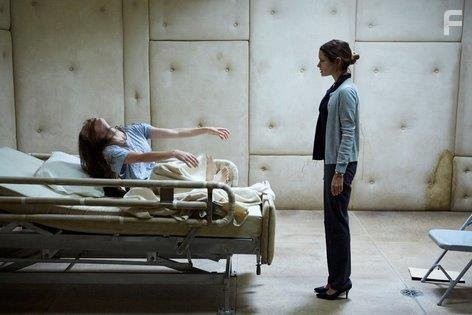 Sarah Lind and Gina Holden in Экзорцизм Молли Хартли (2015)