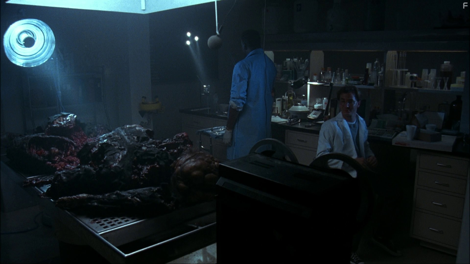 Richard Gant and Dean Lorey in Джейсон отправляется в ад: Последняя пятница (1993)