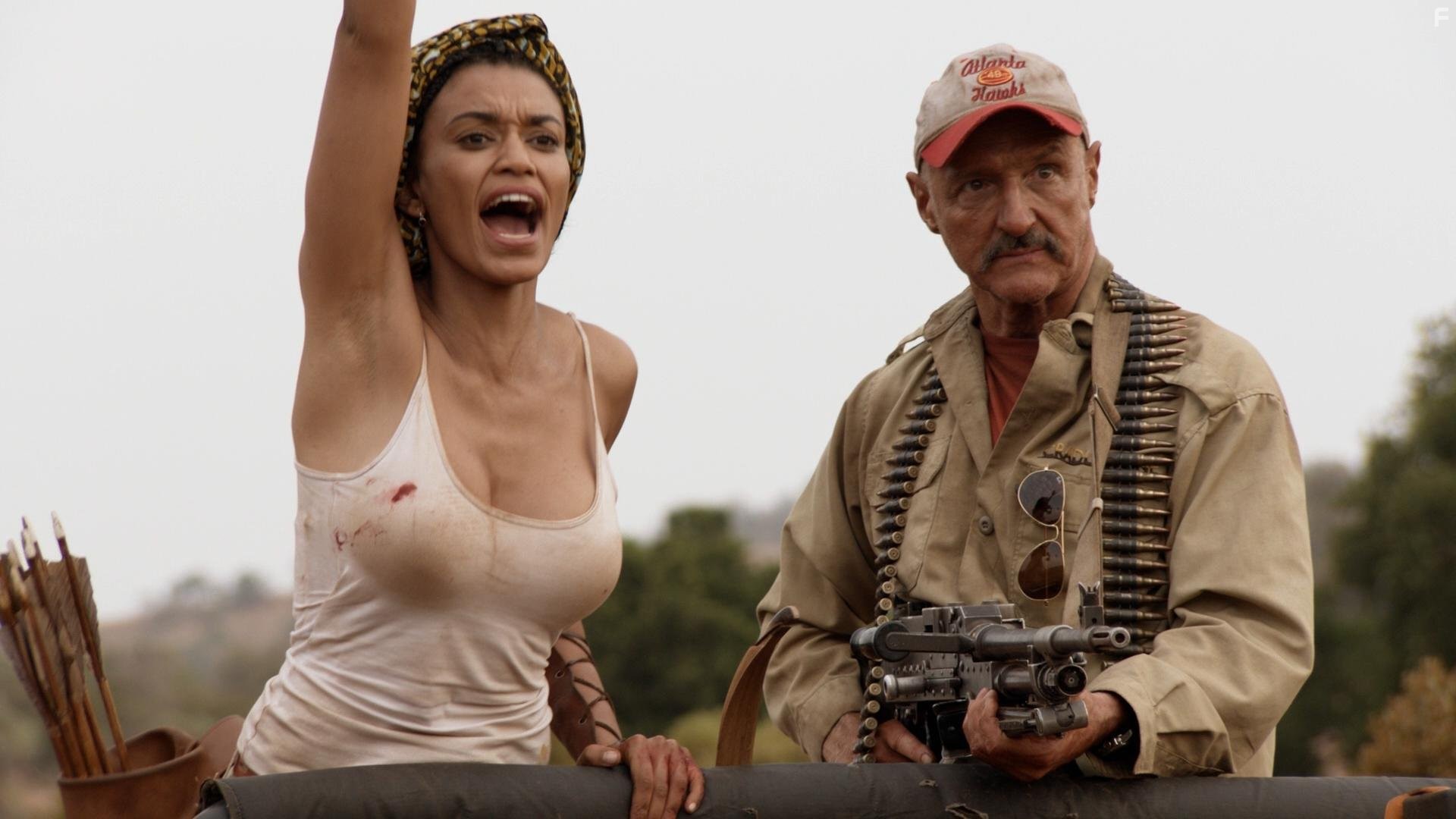 Michael Gross and Natalie Becker in Дрожь земли 5: Кровное родство (2015)